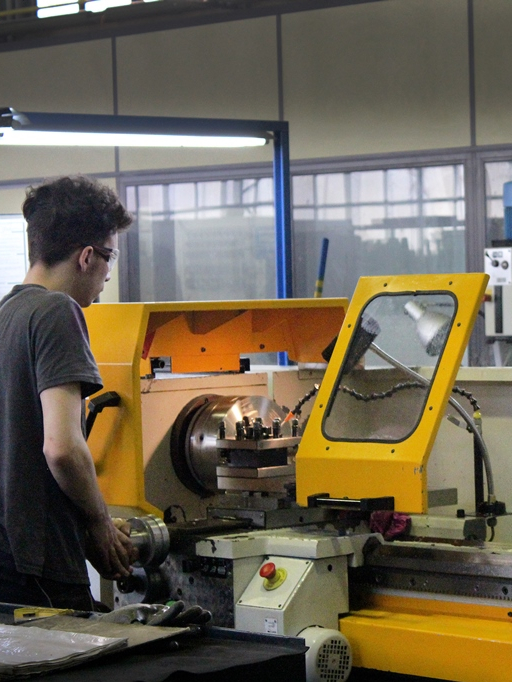 Zerspanungsmechanik-Auszubildender bei Apollo Gößnitz an einer Drehmaschine