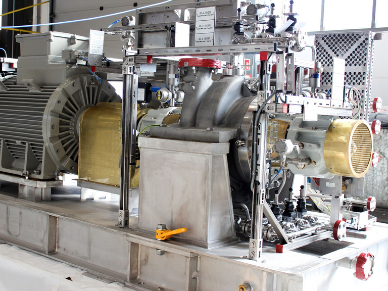 Seitliche Ansicht eines Apollo-KGR-Prozesspumpenaggregats für die Offshore-Plattform „Valhall“ in der Nordsee mit Verrohrungen, TS-System und Motor sowie einem Bently-Nevada-System.