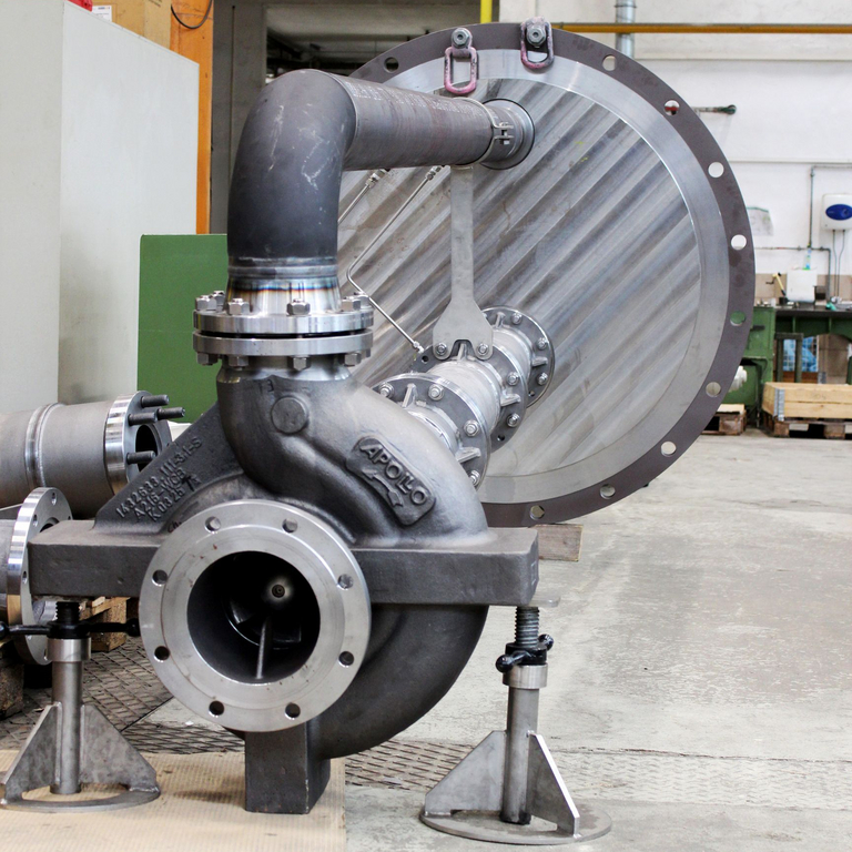 Eine vertikale einstufige VS4 Prozesspumpe vom Apollotyp KRHV ist horizontal auf dem Boden im Montage-Fertigungsbereich positioniert. Frontale Ansicht auf den Ansaugflansch der Spiralgehäusepumpe.