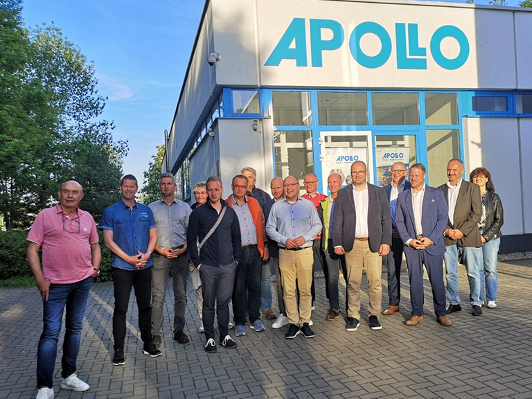 Mitglieder des WAMM e.V. stehen gemeinsam für ein Gruppenfoto vor dem Apollo-Logo. 