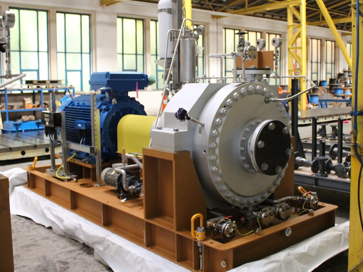 Apollo KGRZ - Speziallösung einer radial geteilten, schweren Prozesspumpe gemäß API 610 steht in der Apollo-Fertigungshalle zur Auslieferung an eine Schieferölanlage bereit. 