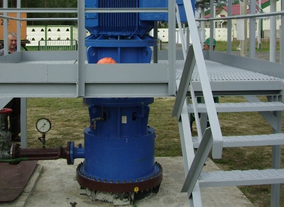 Apollo HPVX vertikal hängende, mehrstufige Prozesspumpe (VS1) eingebaut in einer industriellen Anlage in einem Betonschacht. Um den Betonschacht herum wurde eine Stahlplattform mit Treppe gebaut, um den Pumpenmotor warten zu können.