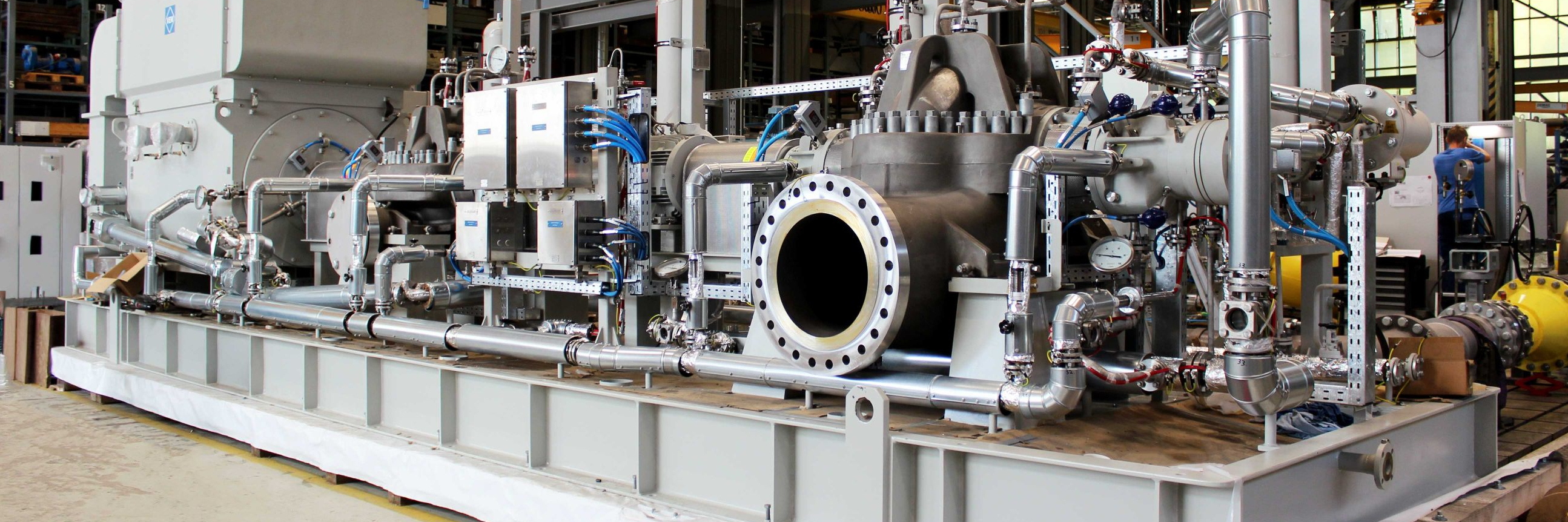 Panorama Ansicht auf das Pumpen-Komplettaggregat des HPRT-Skids welche in der Fertigungshalle von Apollo platziert ist.