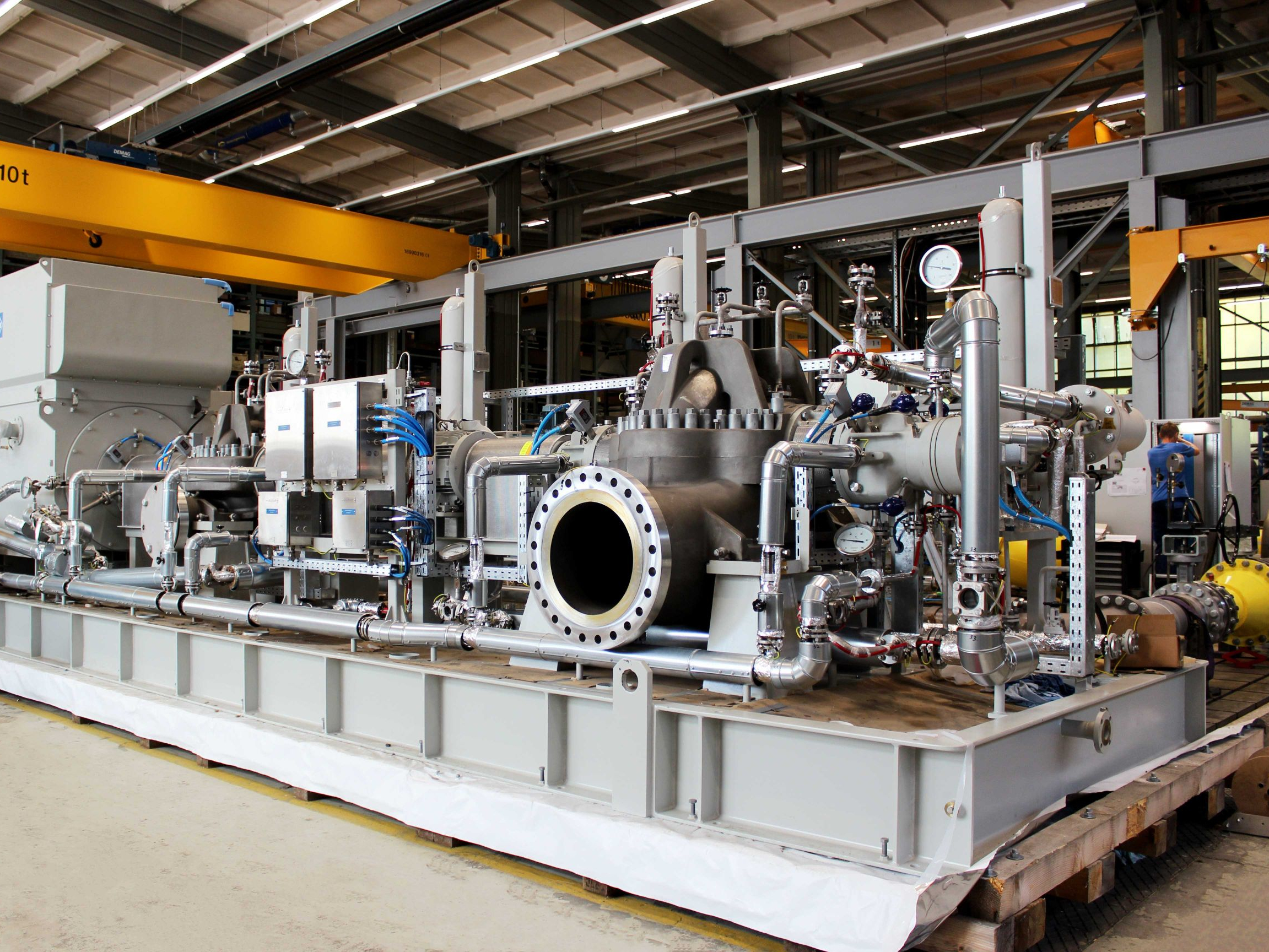 Panorama Ansicht auf das Pumpen-Komplettaggregat des HPRT-Skids welche in der Fertigungshalle von Apollo platziert ist.