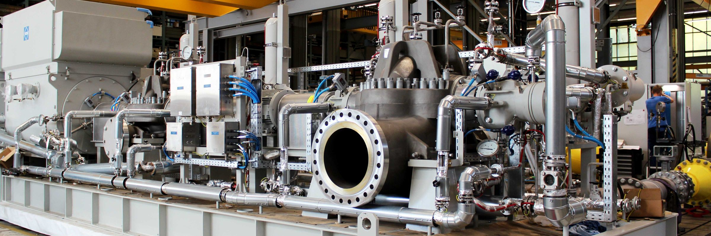 Panoramic view of the complete pump unit of the HPRT-Skid, which is located in the Apollo production hall.