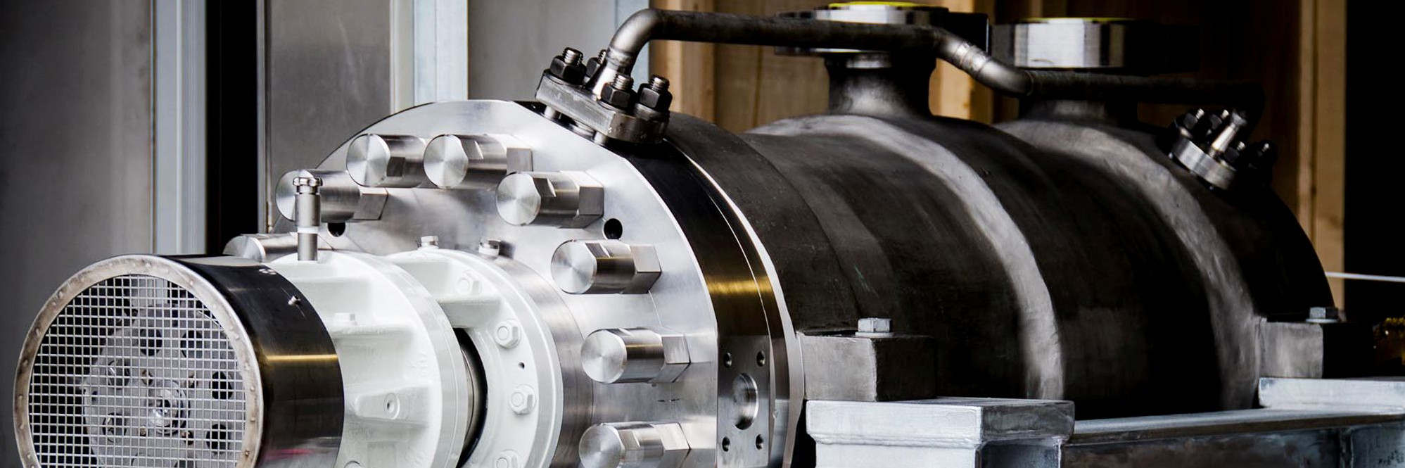 Detaillierte seitliche Nahaufnahme einer mehrstufigen Apollo Barrelpumpe, als Injection Pump. Pumpe ist frei Welle und die Bolzen glänzen im Licht.