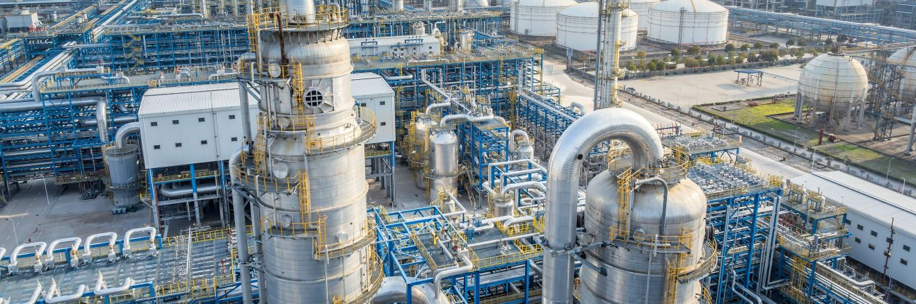 Overview of a gigantic oil and gas plant where various end products are refined.