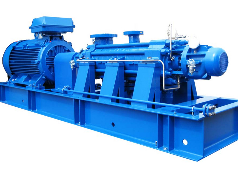 Ausschnitt eines blau lackierten GP-Pumpenaggregates (API 610, BB4 Type) von Apollo Gößnitz GmbH.