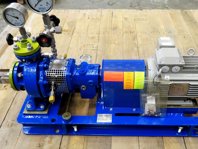 Detailaufnahmen der KRC-Kondensatpumpen in der Apollo Gößnitz Produktionshalle, die Aufbau, kompakte Bauform und hochwertige Werkstoffverarbeitung der einstufigen Spiralgehäusepumpen zeigen. 