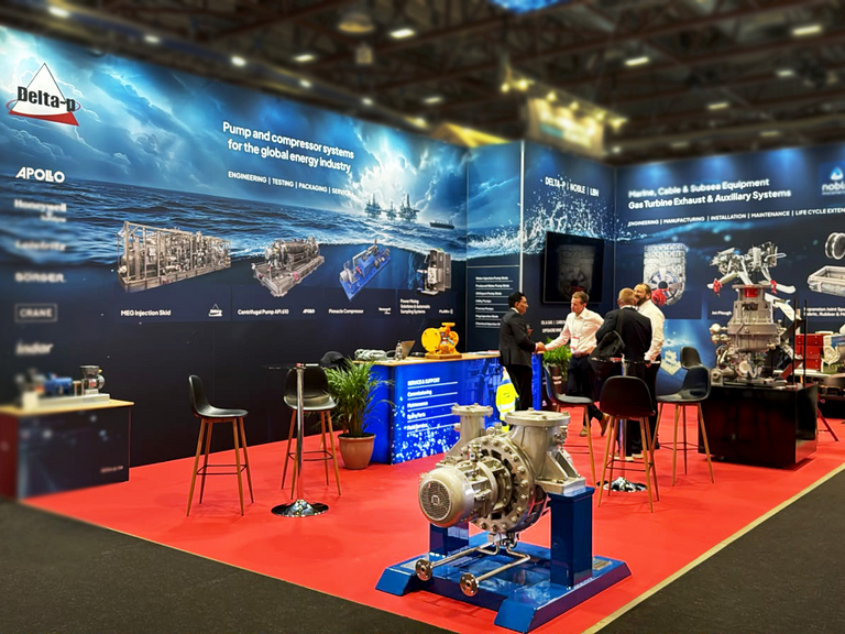 Überblicksaufnahme des Messestandes auf der ONS 2026. Der Standbereich ist mit einem auffälligen roten Teppichboden ausgelegt. Im Vordergrund steht eine Apollo-BB2-Prozesspumpe als zentrales Ausstellungsstück. Den Hintergrund bildet eine großflächige Wandgestaltung mit einer Meereslandschaft und einer Offshore-Plattform, ergänzt durch verschiedene technische Detailbilder zur Pumpentechnik. 