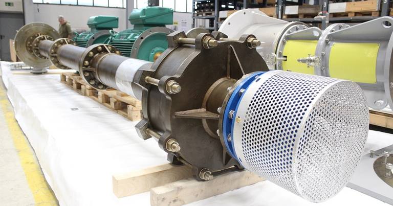 Tankeinhängepumpe für den explosionsgefährdeten Bereich während der Montage bei Apollo, mit Blick auf das Pumpengehäuse und Fußventil.