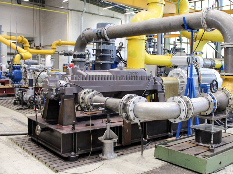 Eine axialgeteilte Hochdruckpumpe des Typs Apollo AMG wird auf dem Apollo Prüffeld unter kontrollierten Bedingungen getestet. 
