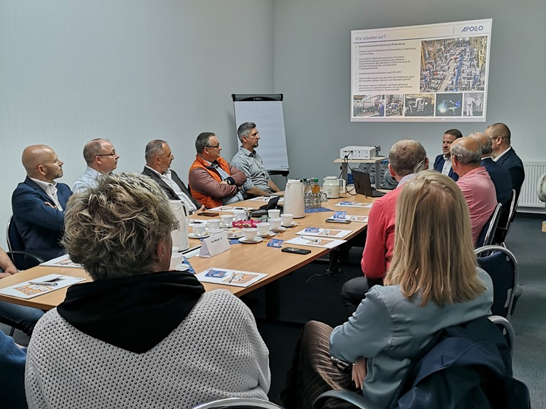 Members of WAMM e.V. follow a company presentation in the consultation room at Apollo Gößnitz GmbH.
