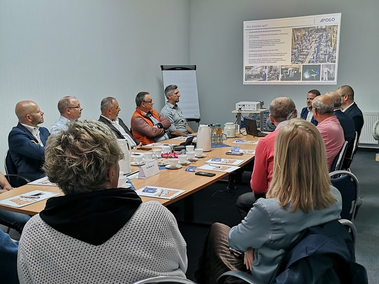 Mitglieder des WAMM e.V. verfolgen eine Unternehmenspräsentation im Beratungsraum der Apollo Gößnitz GmbH.