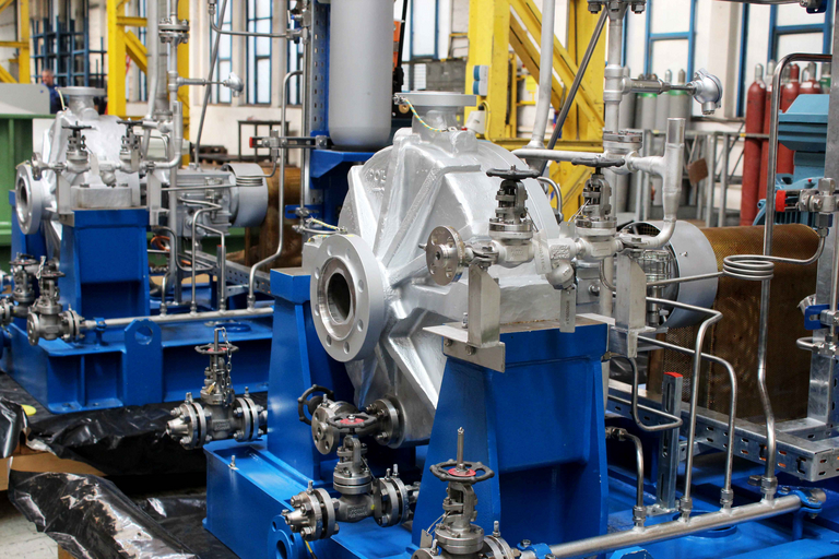 Einstufige Apollo OH-Pumpe mit kompaktem Design, bereit für den Einsatz in der chemischen Industrie zur effizienten Förderung von aggressiven Flüssigkeiten.