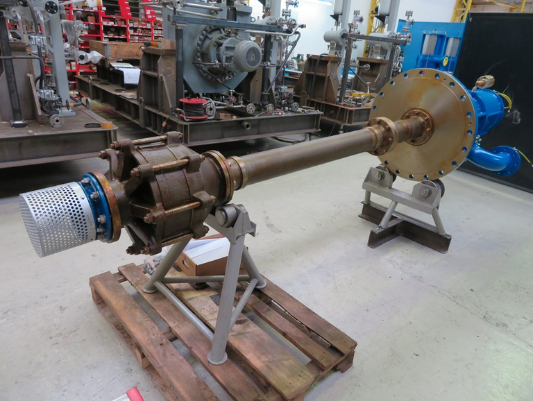 In der Fertigungshalle von Apollo liegt eine VS1 (API 610) Zirkulationspumpe auf Montageständern.