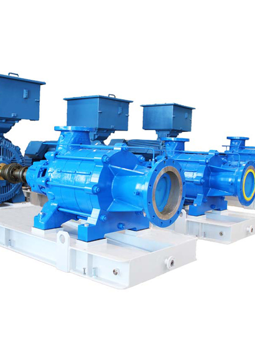 Ausschnitt von drei Stück blau lackierten GLZ Pumpenaggregaten, normalsaugende mehrstufige Gliederpumpen mit NPSH-Laufrad und axialem Einlauf