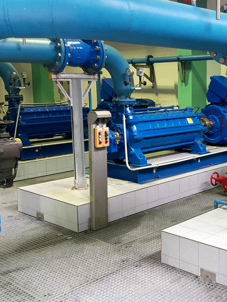 In einer Wasserversorgungsanlage im Keller sind mehrere Apollo-Pumpen vom Typ GL nebeneinander eingebaut.