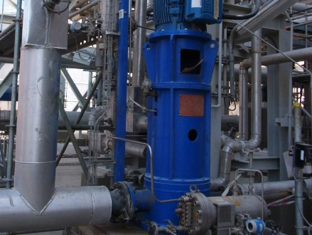 In einer Düngemittelanlage mit vielen Verrohrungen, Leitungen für Flüssigkeiten und Gasen ist eine vertikale Apollo Prozesspumpe vom Typ HPTV (VS6) auf einem Betonfundament installiert..