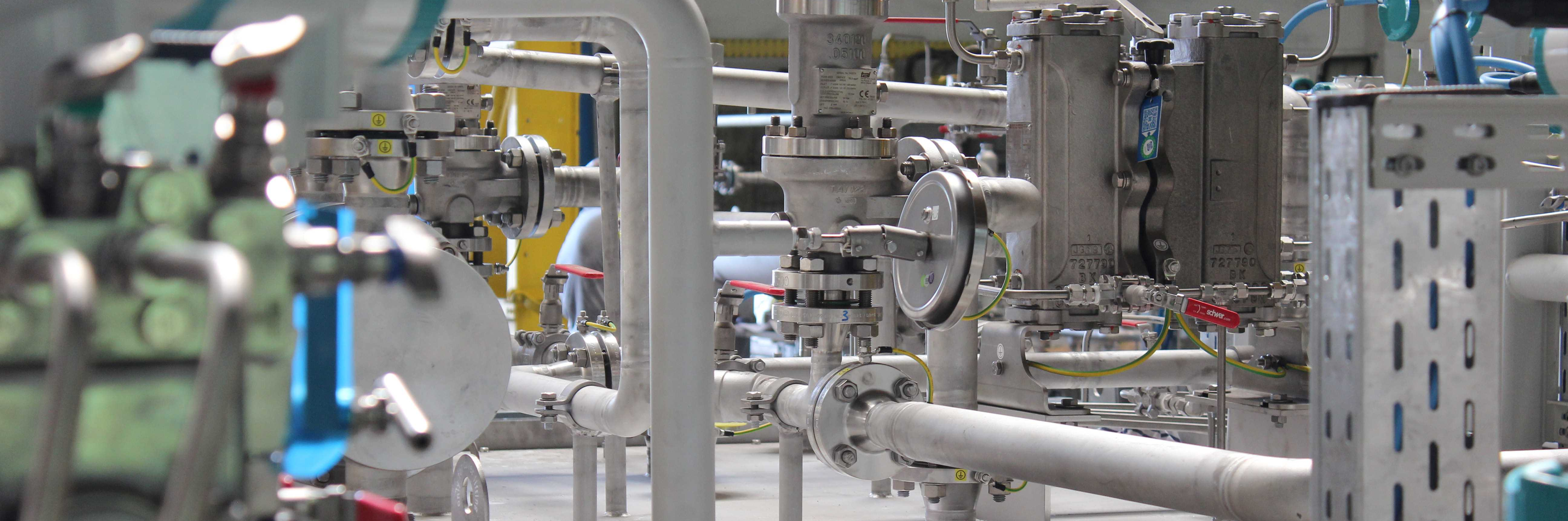 Nahaufnahme einer Schmierölanlage im Apollo-Anlagenbau in Gößnitz.