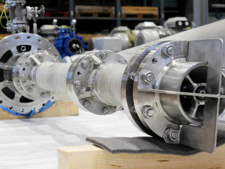 Frontale technisch detaillierte Ansicht auf die Saugstufe einer VS6 Pumpe von Apollo. Die Hochdruckpumpe liegt auf einem Verpackungsboden und dannaben liegt der Pumpentopf.