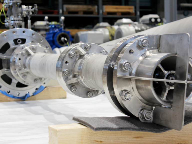 Frontale technisch detaillierte Ansicht auf die Saugstufe einer VS6 Pumpe von Apollo. Die Hochdruckpumpe liegt auf einem Verpackungsboden und dannaben liegt der Pumpentopf.