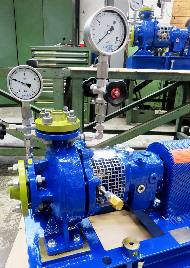 Horizontale, einstufige Spiralgehäuse-Kondensatpumpen vom Typ KRC in verschiedenen Ansichten in der Apollo Gößnitz Fertigungshalle, aufgenommen vor Montage und Qualitätsprüfung.