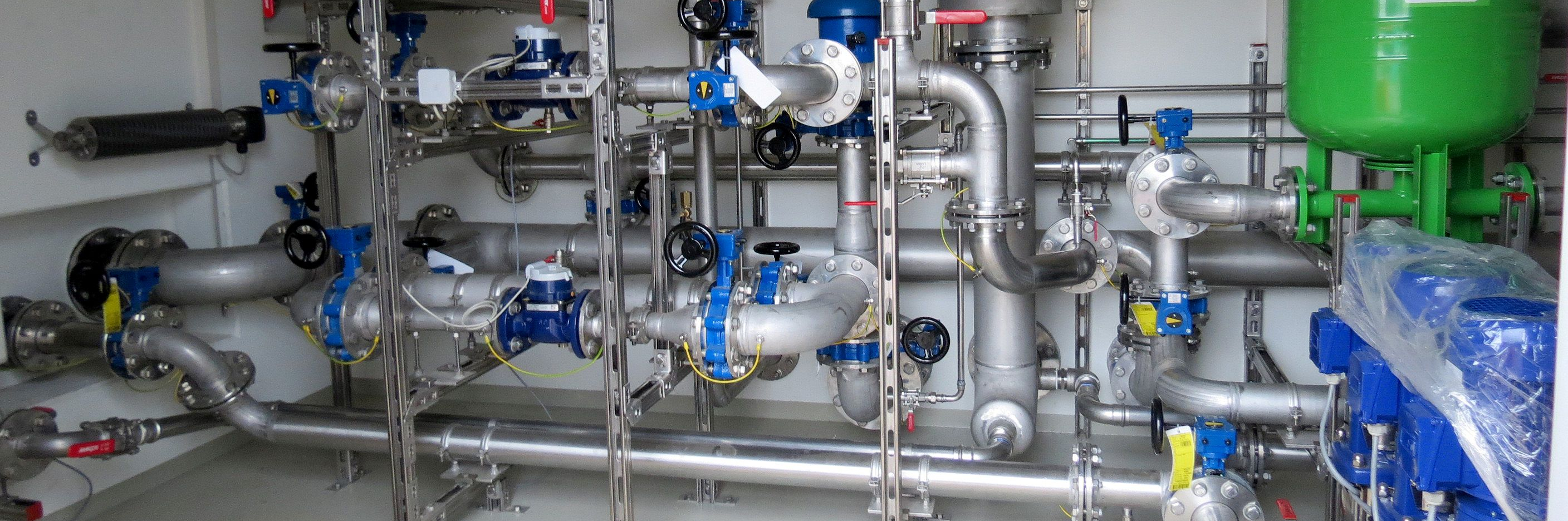 Vorinstallierte Druckerhöhungsanlage in einem Technikraum für ein kommunales Versorgungsnetz