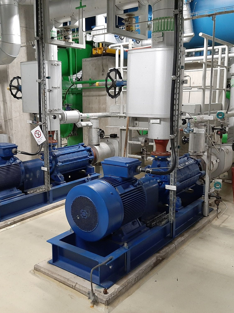 In a power station plant with piping, two normal-priming multistage sectional pumps with NPSH impeller and axial inlet (type GLZ) are installed.