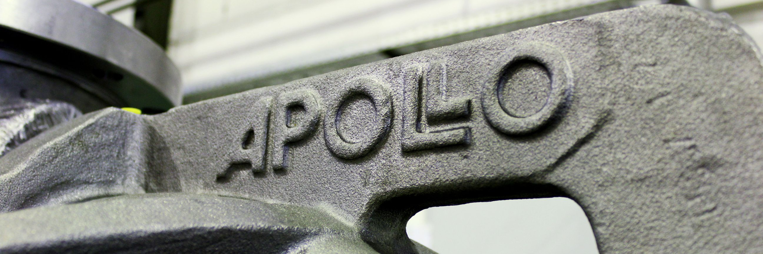 Ausschnitt eines gegossenen Pumpengehäuses mit Apollo-Logo im Guss.