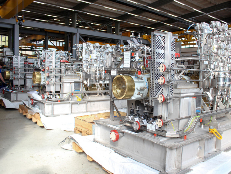 Seitliche Ansicht von drei BB2-Pumpenaggregaten, die in der Produktionshalle hintereinander von Apollo fertiggestellt wurden. 