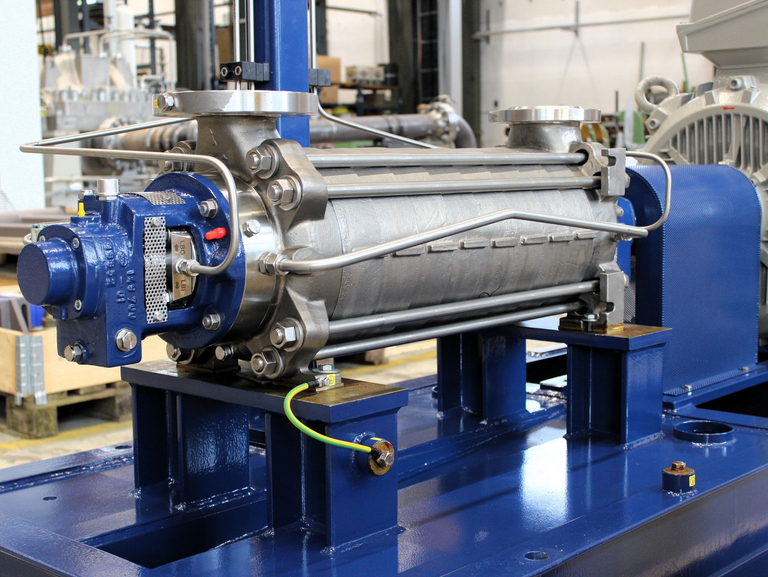 seitliche technische Nahaufnahme einer Apollo mehrstufigen GM Gliederkreiselpumpe, welche als Solepumpe eingesetzt wird. Grundrahmen des Aggregates ist dunkel blau lackiert und Pumpengehäuse mit Stahlguss Material gefertigt.