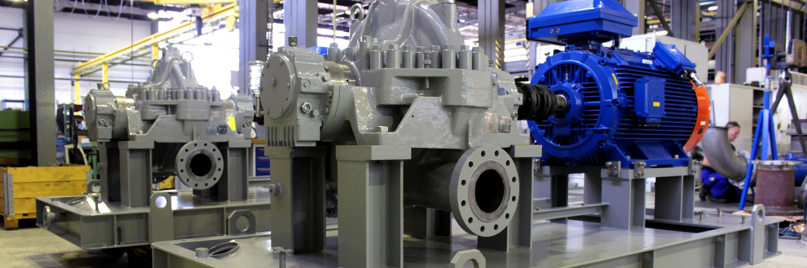 Ansicht auf zwei hintereinander stehenden ZMK (BB1) Pumpenaggregate die in der Produktionshalle von Apollo stehen und kurz vor der Endabnahme sind.