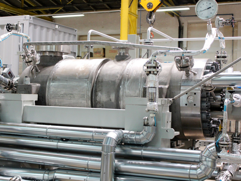 Die seitliche Detailaufnahme zeigt das Mantelgehäuse einer Prozesspumpe für die Harnstoffproduktion. Zu sehen sind außerdem Verrohrung, Isolierung und Systemanschlüsse.