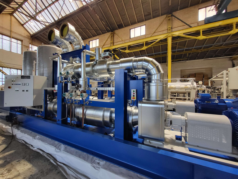 Large pumping system with pipework, two diaphragm expansion tanks with a capacity of 5,000 litres each, integrated into the system, and air pre-heating pumps from Apollo Gößnitz. 
