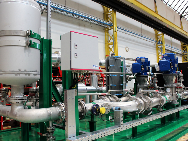 Detaillierte Nahaufnahme auf ein Kühlwassersikd mit Behälter, Verrohung, Pumpen und Eletroschaltschrank.