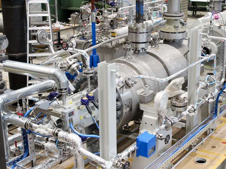 Detailansicht von oben auf eine Carbamet-Barrelpumpe während des Testlaufes auf dem Apollo Prüffeld.