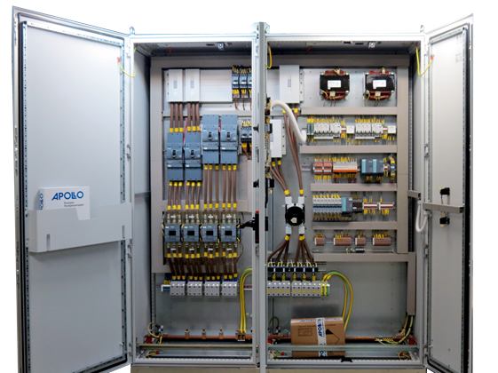 Der Bildausschnitt zeigt einen Apollo-Schaltschrank, einen Schaltschrank einer Pumpenanlage, in Frontansicht mit geöffneten Türen. Zu sehen sind die Leistungs- und Steuerungskomponenten, darunter Frequenzumrichter, Sicherungsleisten und Klemmenreihen, die alle sauber strukturiert und eindeutig beschriftet sind.