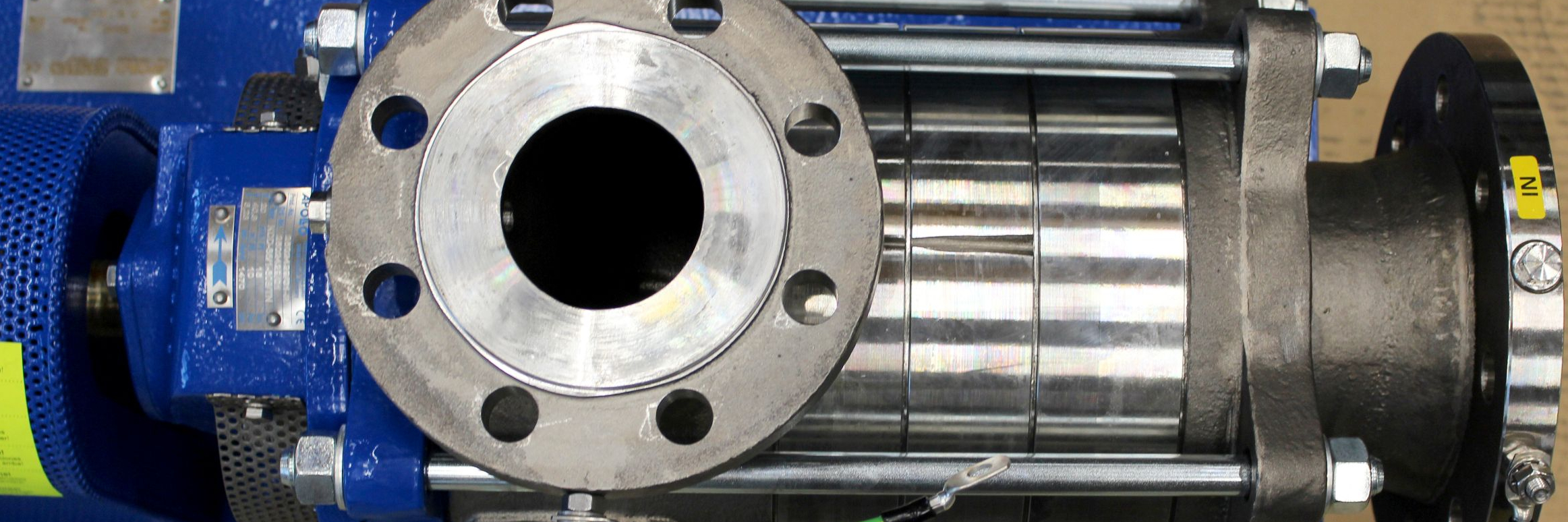 Die Vogelperspektive zeigt eine KCD-Apollo-Seitenkanalpumpe, bei der das Druckgehäuse zu sehen ist. Auch die Druckstufen und der Saugflansch sind gut zu erkennen. Die Seitenkanalpumpe fördert Destillat mit einem Anteil von 96 %, der mitunter geringfügig mit Zuckersirup gemischt ist, um Liköre herzustellen.