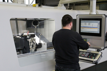 Programmierung einer CNC-Drehmaschine von einem Zerspanungsmitarbeiter.