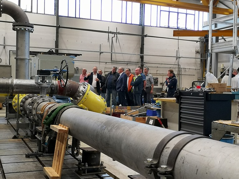 Members of WAMM e.V. follow a company presentation in the consultation room at Apollo Gößnitz GmbH.