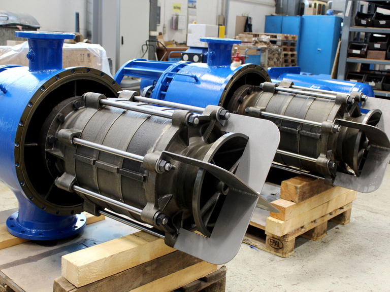 Seitliche Ansicht auf zwei nebeneinander liegenden Kondensatpumpen vom Apollotyp GLKV (vertikale Topfpumpe) welche auf Holzpaletten liegen. 