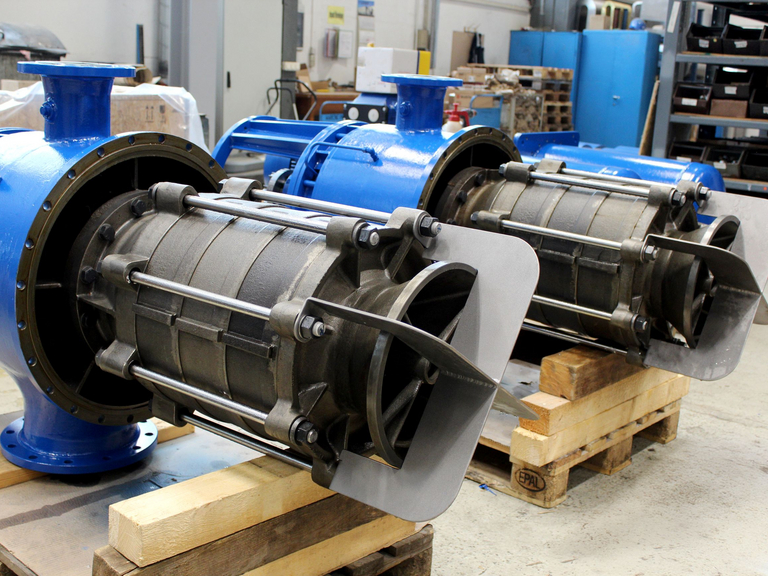 Seitliche Ansicht auf zwei nebeneinander liegenden Kondensatpumpen vom Apollotyp GLKV (vertikale Topfpumpe) welche auf Holzpaletten liegen.