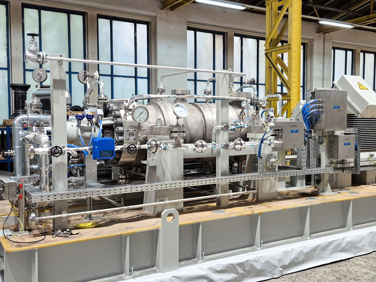 Wir haben ein Carbamat-Pumpenaggregat für die Harnstoffproduktion in Sonderanfertigung hergestellt. Das Pumpenaggregat mit Grundrahmen, Elektromotor, Barrelpumpe mit BB3-Pumpenhydraulik und Verrohrung für die Systemanbindung wurde während der Montage in der Fertigungshalle von Apollo installiert.