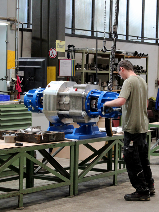 Industriemechaniker-Auszubildender während der Montage einer horizontalen Gliederpumpe