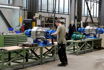 Pumpenmontage Mitarbeiter montiert eine horizontalen Gliederpumpe am Montagearbeitsplatz in der Fertigung.