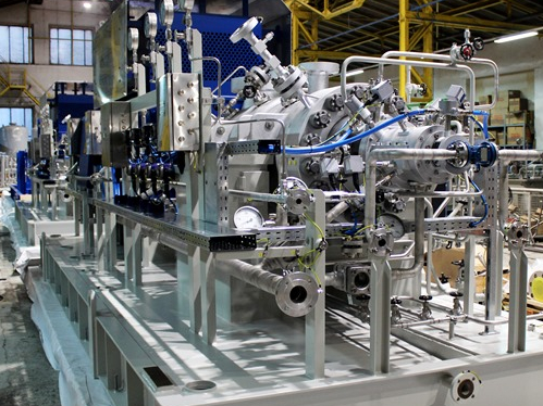Horizontale, mehrstufige Hochdruckpumpe in Fassbauweise als Back-to-Back-Version mit Dampfturbine