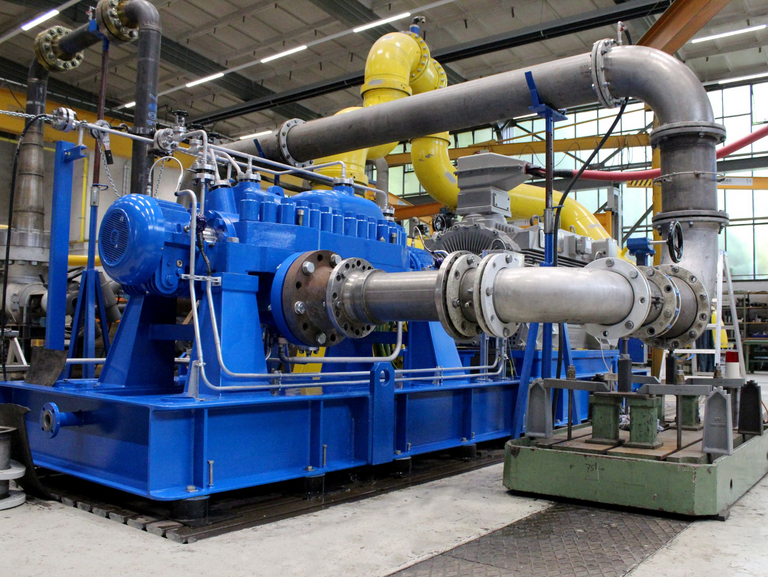 A close-up of the Apollo AMG high-pressure pump in accordance with API 610 type BB3 on the test bench, demonstrating the high precision and technical excellence of our product.