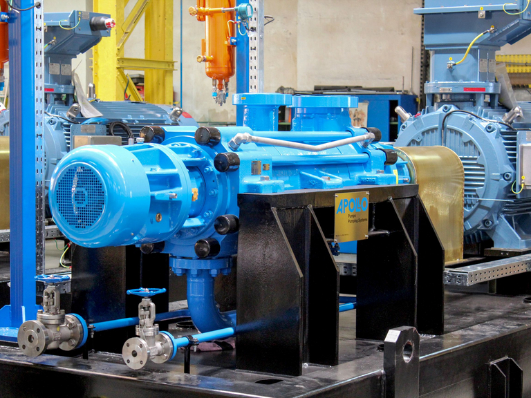 Seitliche Perspektive einer mehrstufigen Apollo GP Prozesspumpe nach API 610, BB4 Gliederpumpe mit beidseitiger Lagerung auf Grundplatte montiert, sichtbar in der Apollo-Fertigung vor der Abnahmeprüfung.