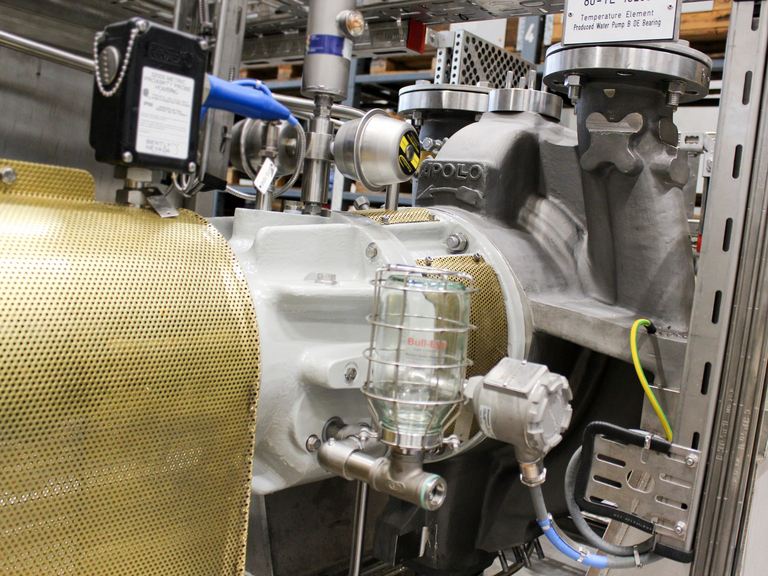 Hier sehen Sie eine Detailansicht einer Apollo KGR Prozesspumpe auf einem Lagerträger mit Ölversorgung sowie einem Berührungsschutz aus Messing der Antriebswelle.